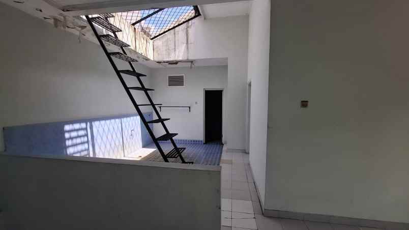 rumah dan tanah luas perumahan taman laguna cibubur