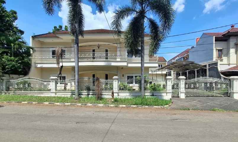 rumah dan tanah luas perumahan taman laguna cibubur