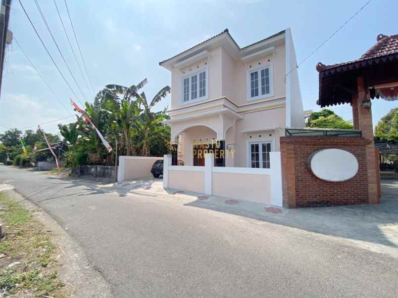 rumah desain klasik siap huni di banguntapan bantul