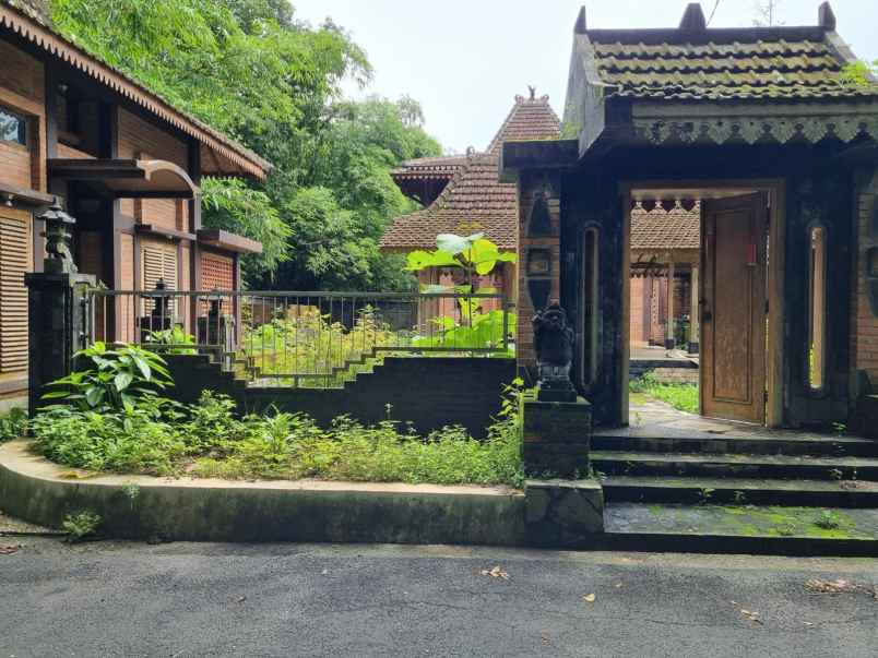 rumah etnik siap pakai dengan tanah super luas