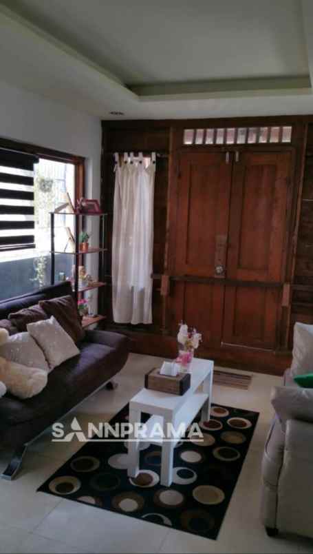 rumah klasik dan unik di jalan pinang 2 limo