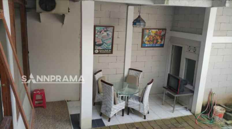 rumah klasik dan unik di jalan pinang 2 limo