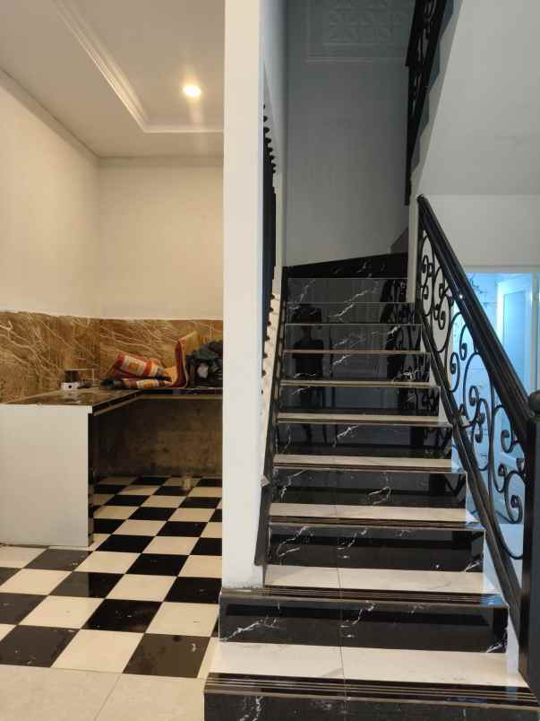 rumah mewah 2 lantai siap huni murah dibeji depok