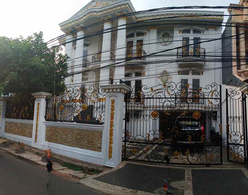 rumah mewah luas swimming pool di kramat jakarta pusat