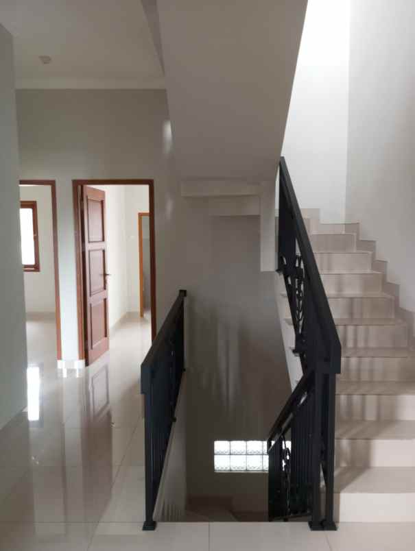 rumah minimalis 2 lantai di kramat jati jakarta timur