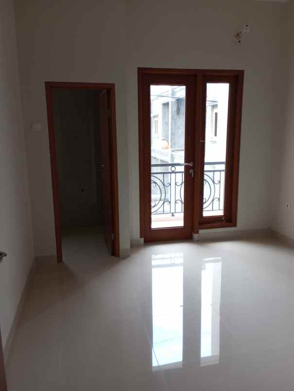 rumah minimalis 2 lantai di kramat jati jakarta timur