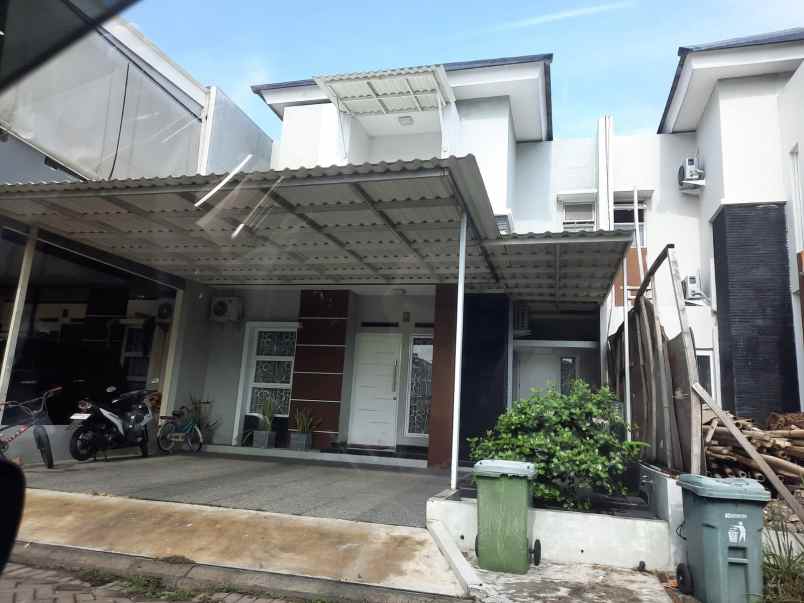 rumah nyaman asri sebrang taman