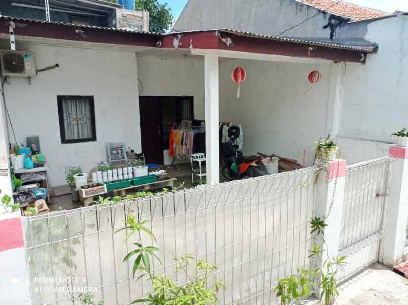 rumah siap huni halaman depan luas di btn gunung putri