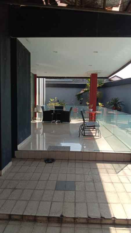 rumah swimming pool tanah garasi luas ciracas