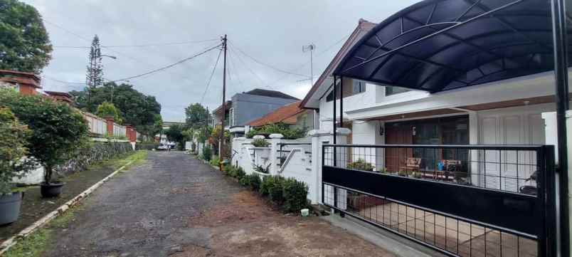 rumah terawat di sarijadi bandung