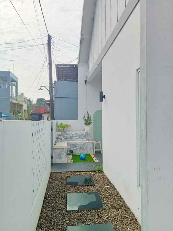 rumah terawat modern dijual tanah luas strategis