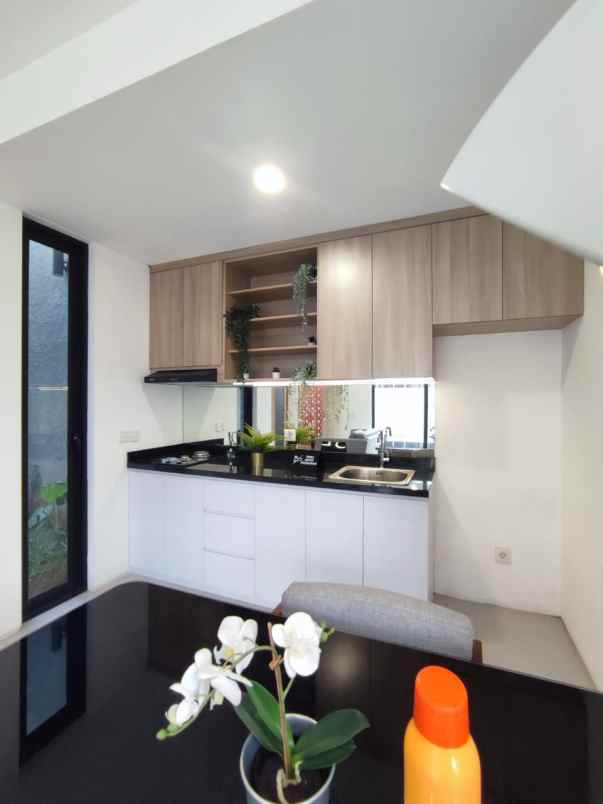 rumah town house 3 lantai lokasi strategis tol bintaro