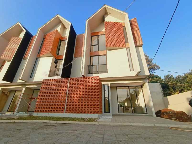 rumah town house 3 lantai lokasi strategis tol bintaro