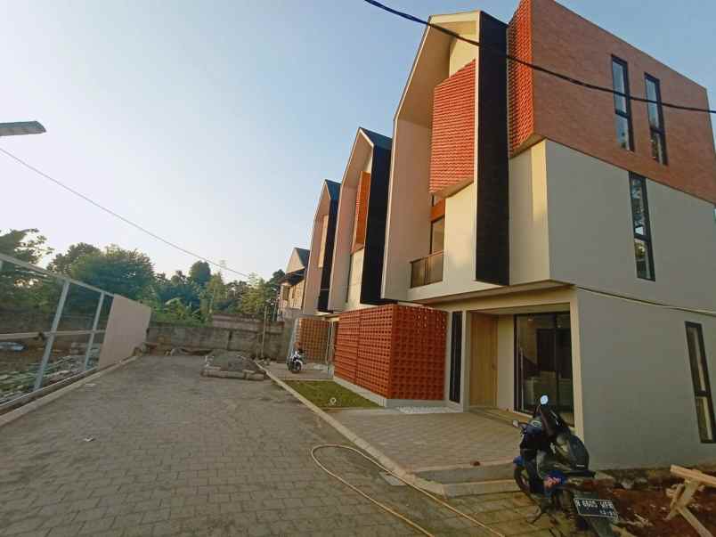 rumah town house 3 lantai lokasi strategis tol bintaro