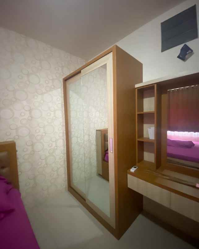sewa apartemen 2 kamar furnish di green pramuka city