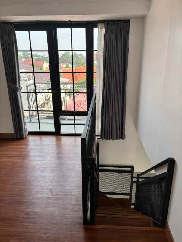 townhouse mewah 3 lantai dekat tol kukusan depok