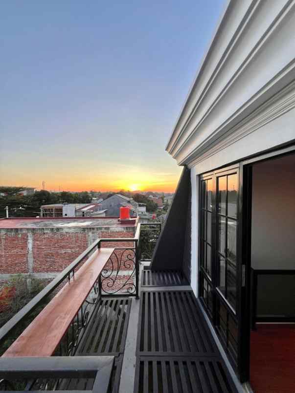 townhouse mewah 3 lantai dekat tol kukusan depok