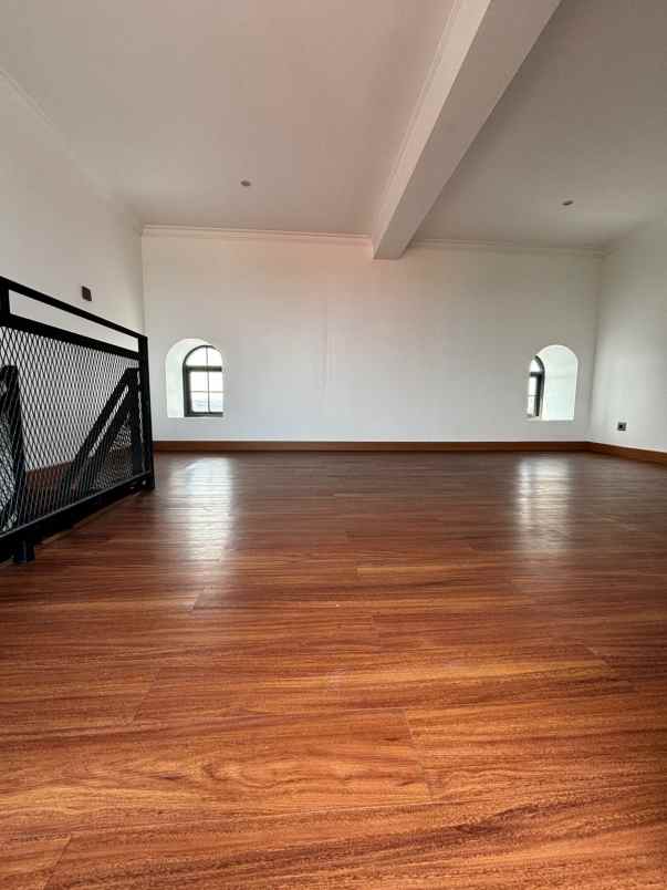 townhouse mewah 3 lantai dekat tol kukusan depok