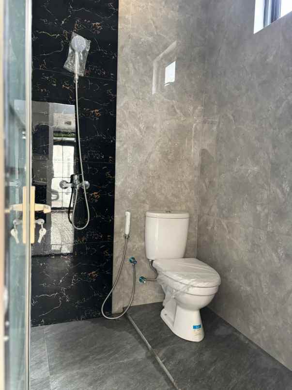 townhouse mewah 3 lantai dekat tol kukusan depok