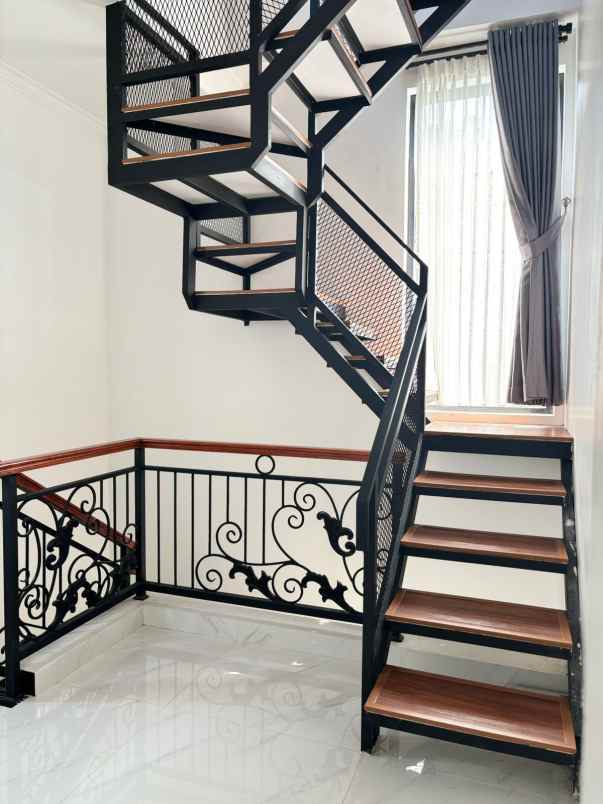 townhouse mewah 3 lantai dekat tol kukusan depok