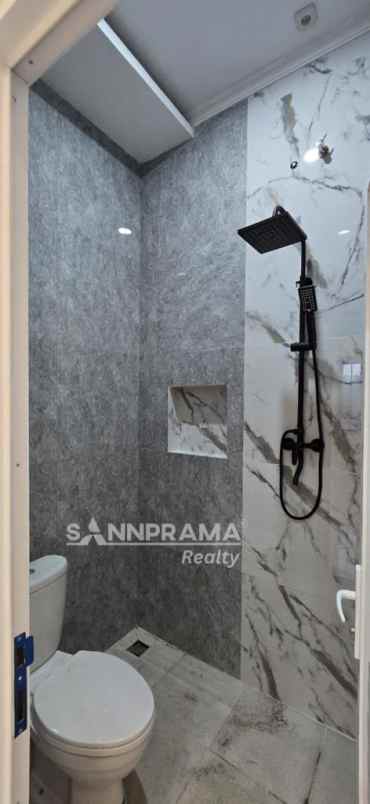 townhouse mewah banyak bonus di tanah baru depok ritin