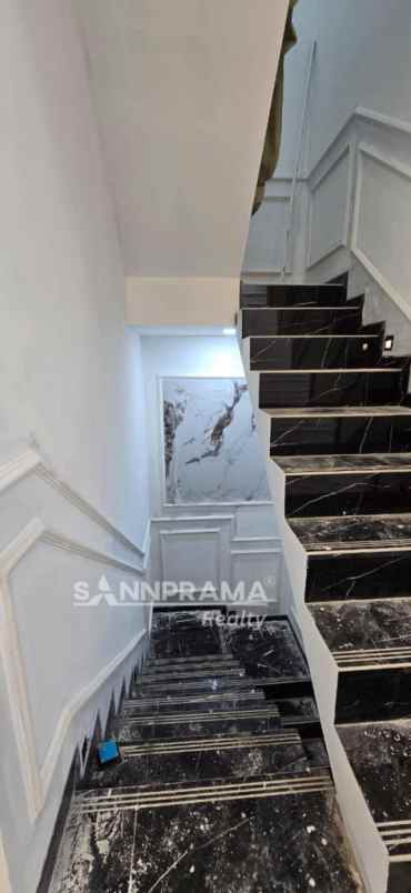 townhouse mewah banyak bonus di tanah baru depok ritin