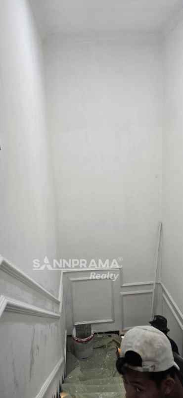 townhouse mewah banyak bonus di tanah baru depok ritin