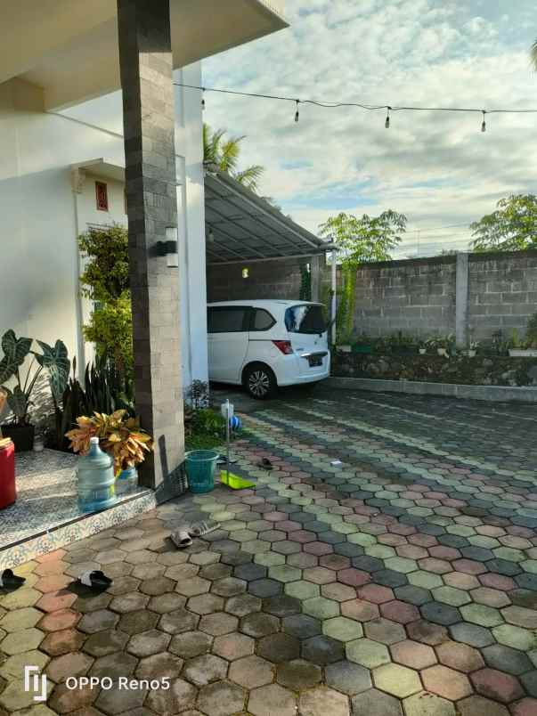 villa omah putih lingkungan persawahan