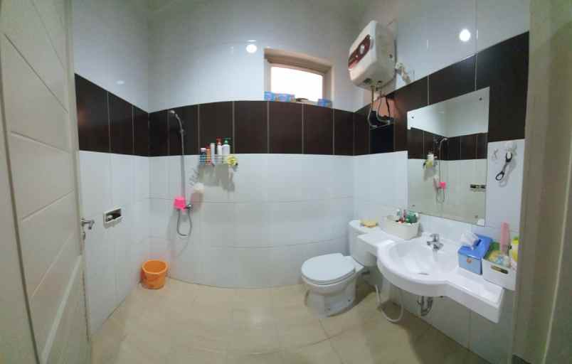 dijual rumah 2 lantai puri kembangan