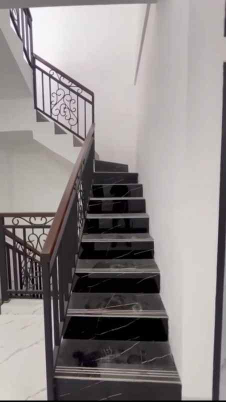 dijual rumah batu ampar kramatjati