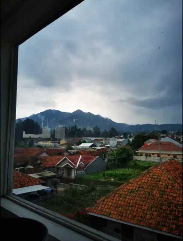 dijual rumah cihanjuang rahayu