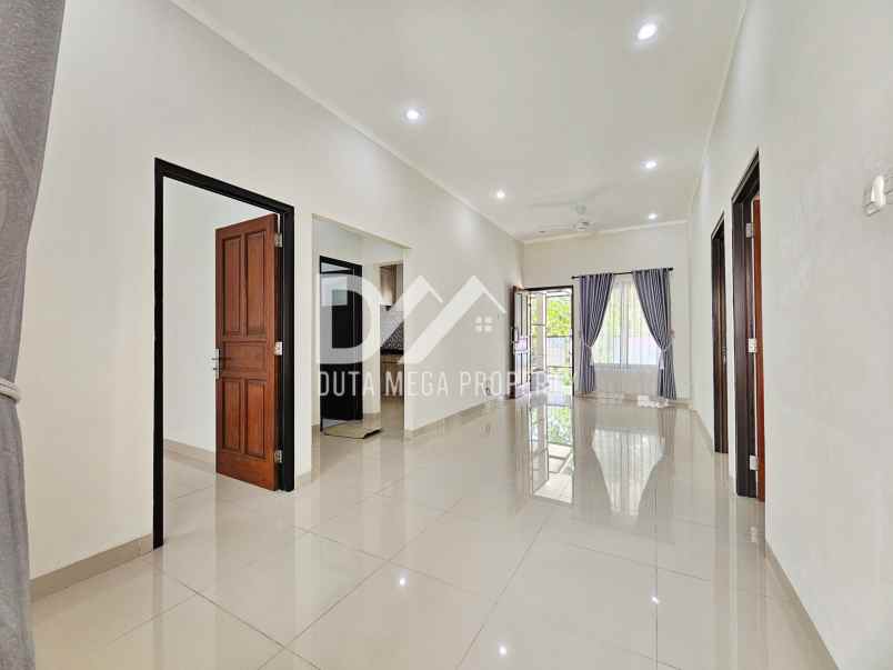 dijual rumah dengan halaman di graha raya bintaro