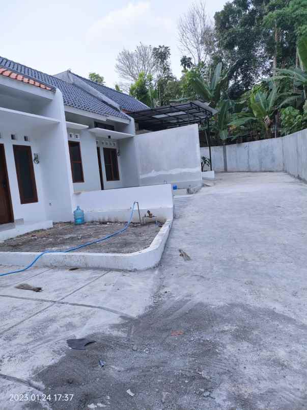 dijual rumah donotirto