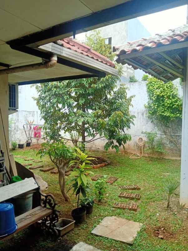 dijual rumah gedung hijau