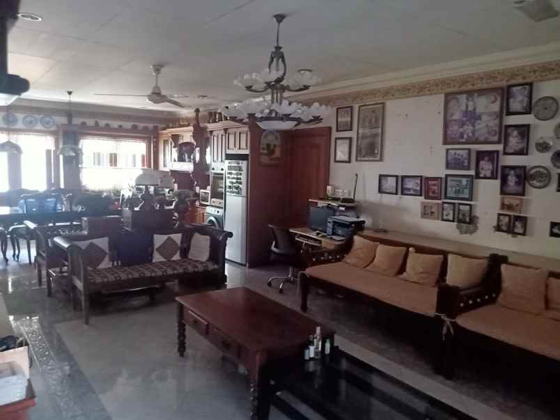 dijual rumah gedung hijau