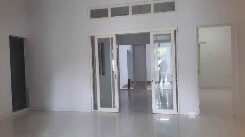 dijual rumah graha santoso regency