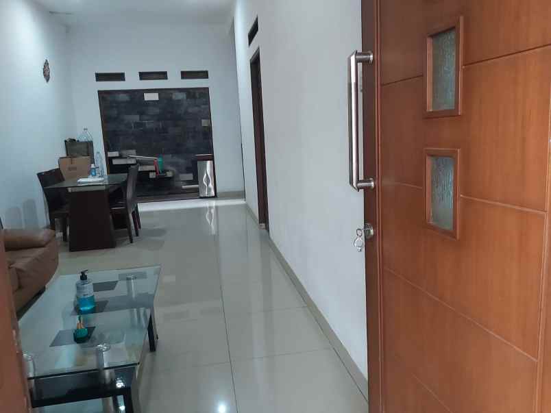 dijual rumah green santika jl kh dehir