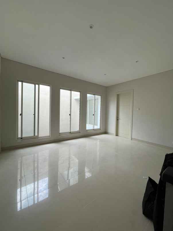 dijual rumah imperial golf pakuwon indah