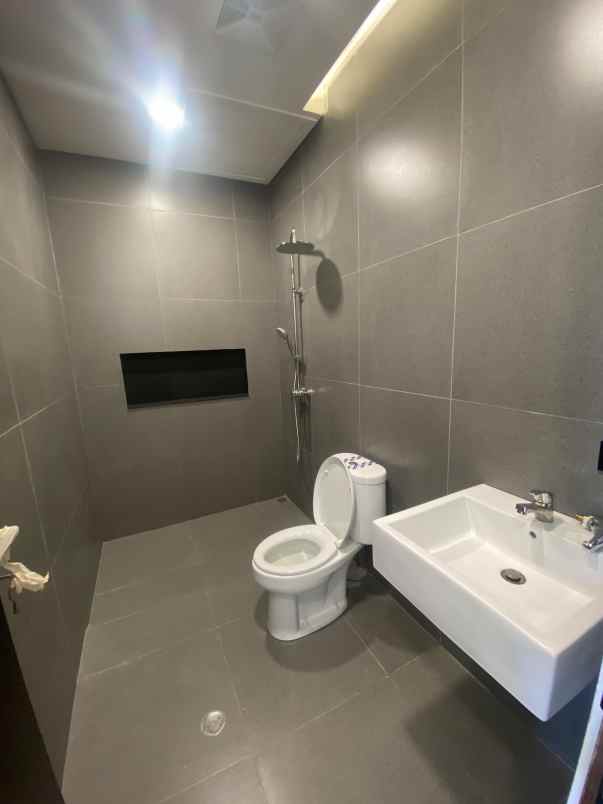 dijual rumah jalan nangka cengkareng