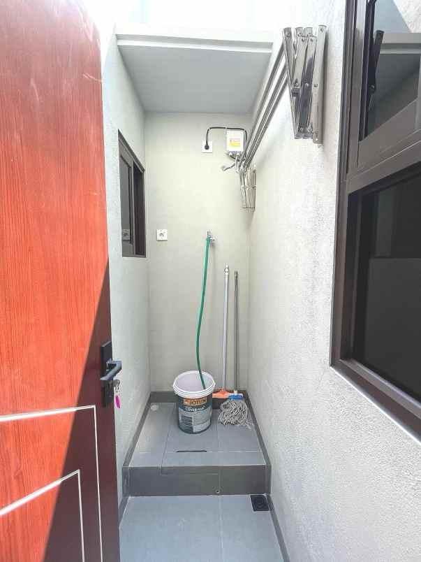 dijual rumah jalan raya arinda pondok aren