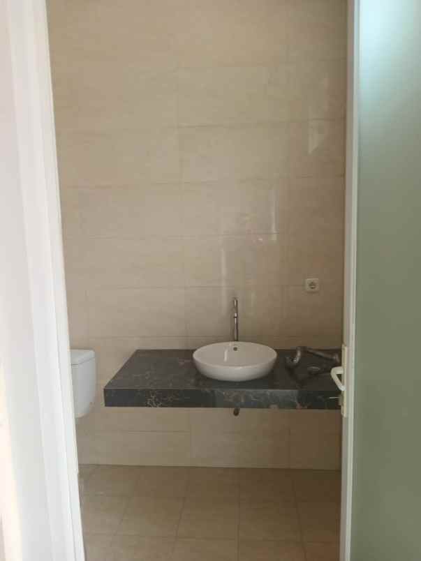 dijual rumah jalan royal residence