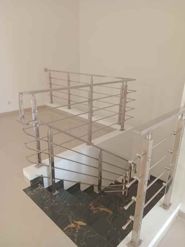 dijual rumah jalan royal residence