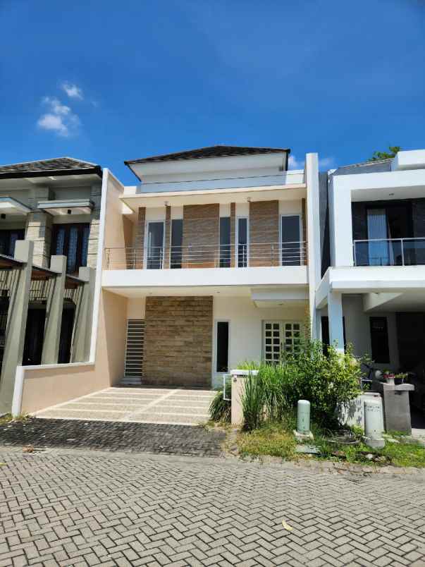 dijual rumah jalan royal residence