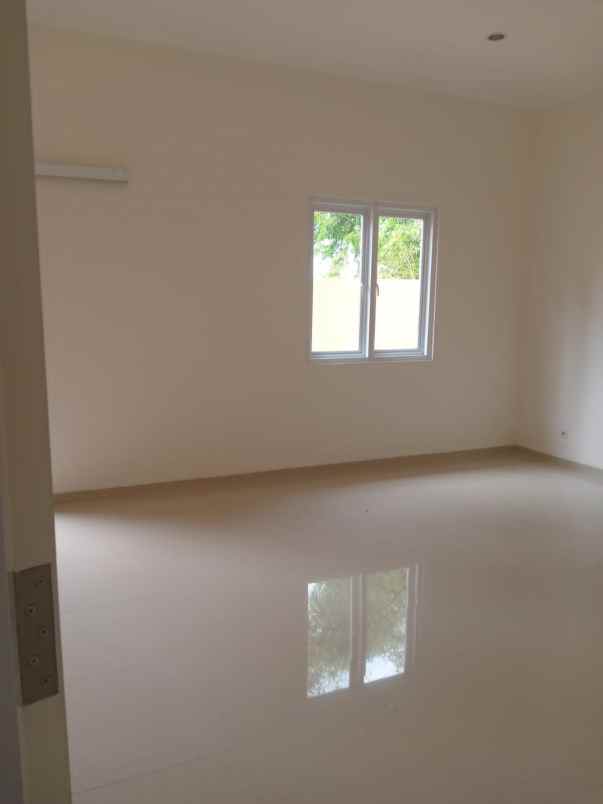 dijual rumah jalan royal residence