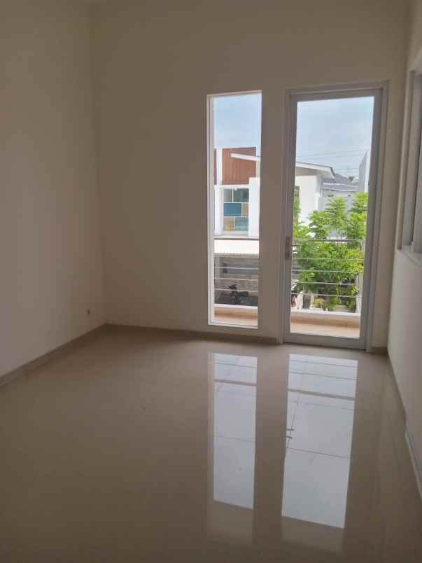 dijual rumah jalan royal residence