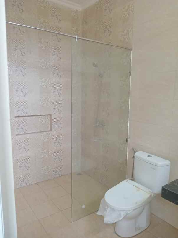 dijual rumah jalan royal residence