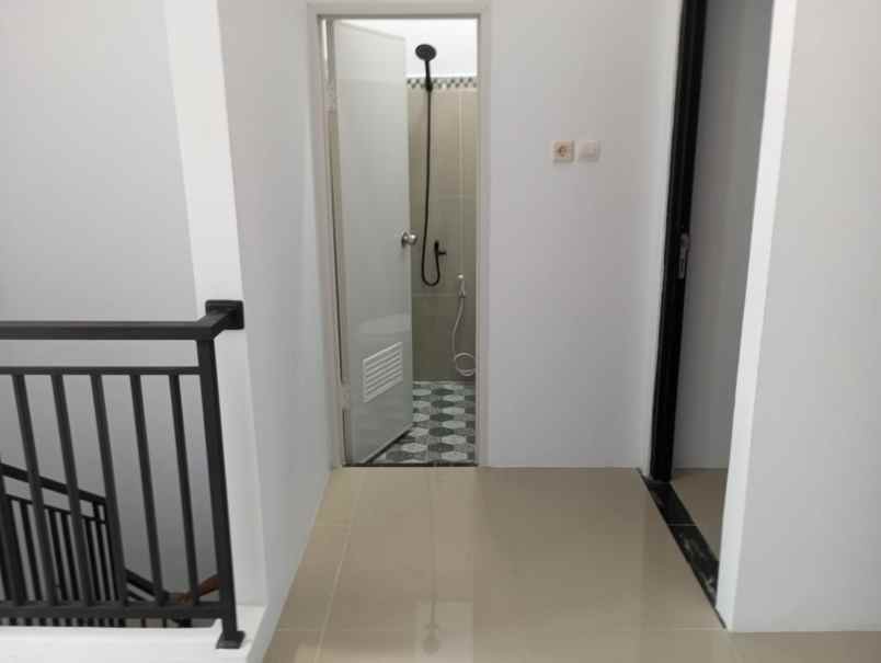 dijual rumah jl kalisari 3 cijantung