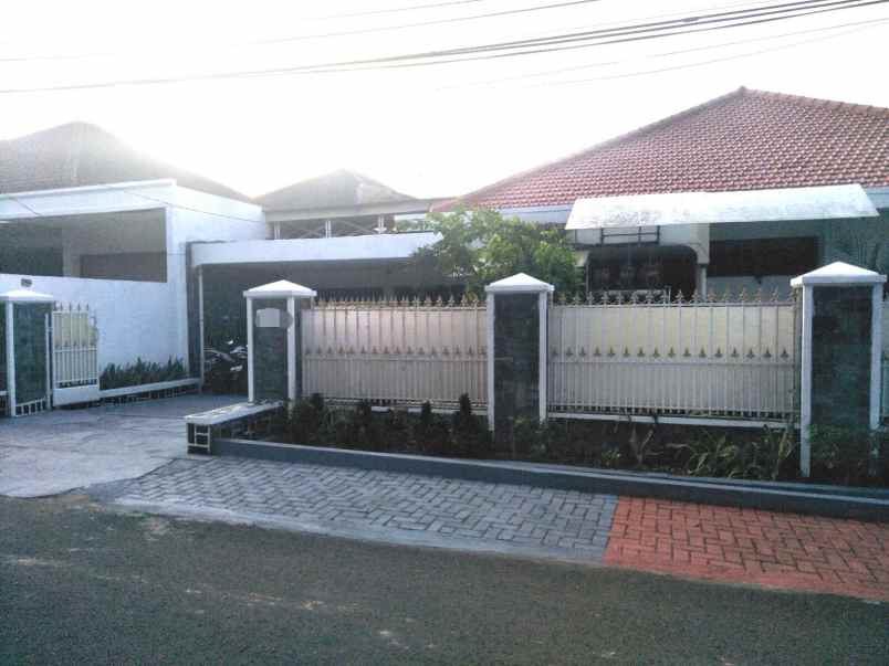 dijual rumah jl komplek auri