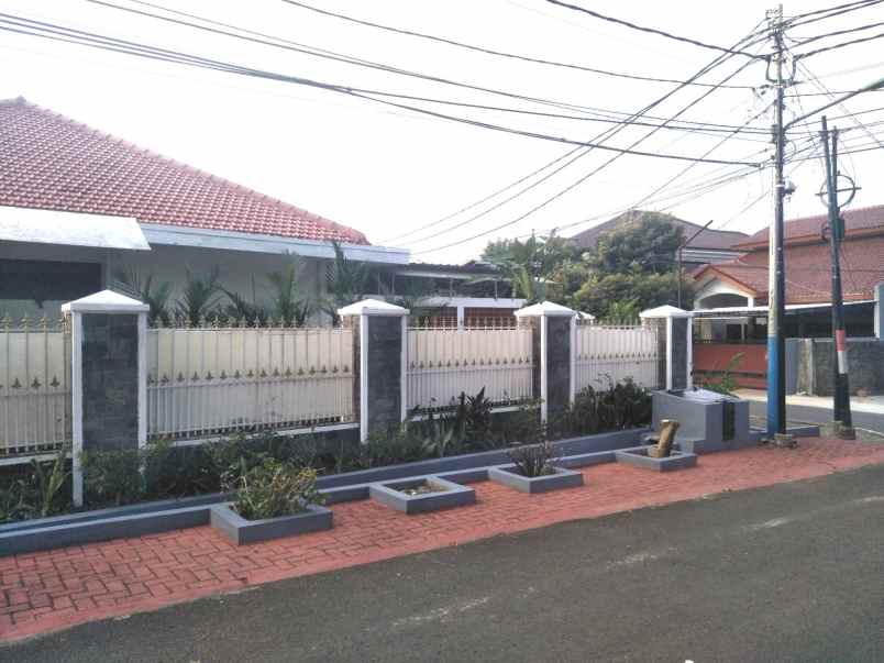 dijual rumah jl komplek auri