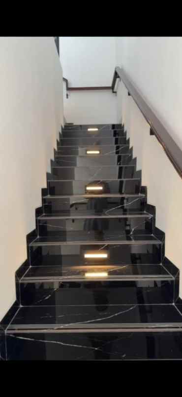 dijual rumah jl komplek perumahan